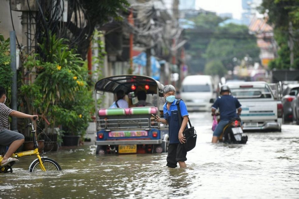t-12-Bangkok-installs-sandbags-to-protect-communities-from-Chao-Phraya-River-overflow-3.jpg