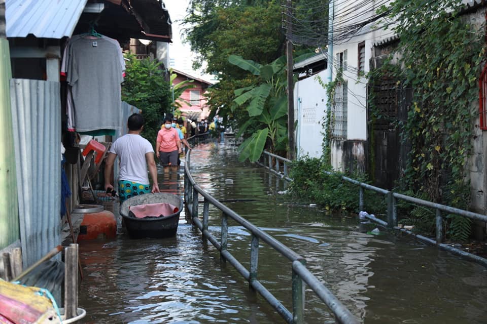 t-12-Bangkok-installs-sandbags-to-protect-communities-from-Chao-Phraya-River-overflow-4.jpg