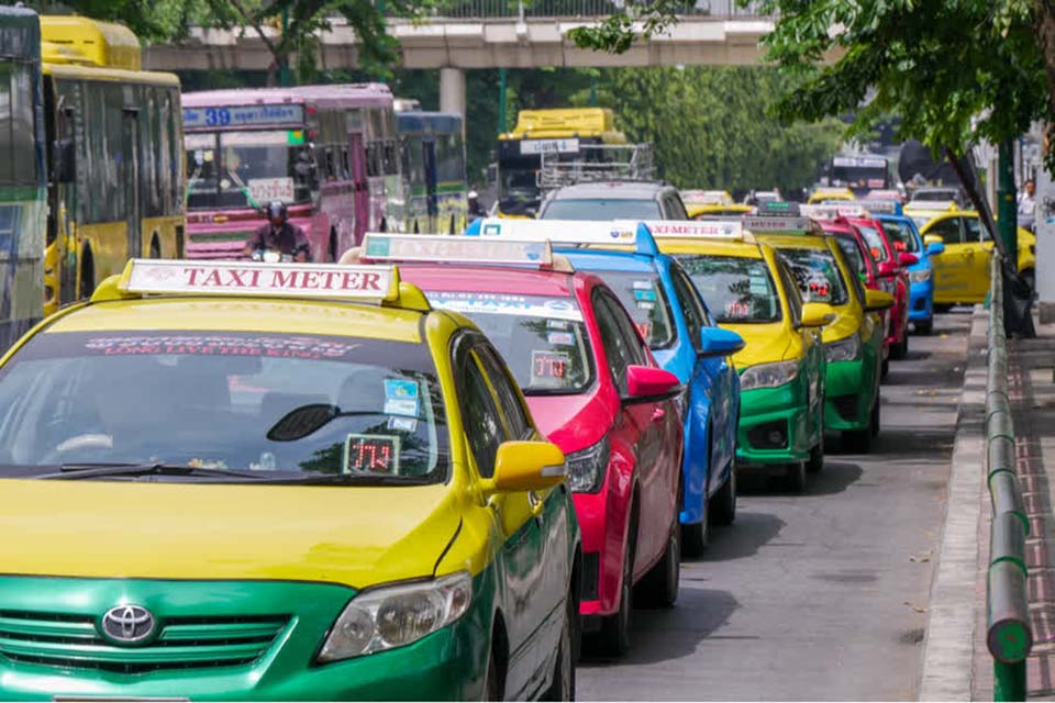 Такси тайцы. Такии Тайланд. Такси Таиланд. Такси в Тайланде. Такси в Паттайе.