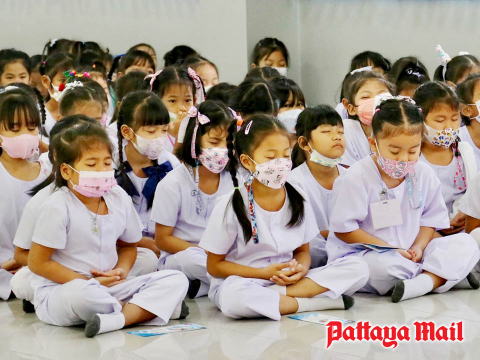 Pattaya children learn morality and good manners through Buddhism