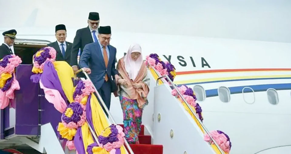t 04 Malaysian PM Anwar Ibrahim arrives in Bangkok as part of introductory tour to ASEAN countries 1