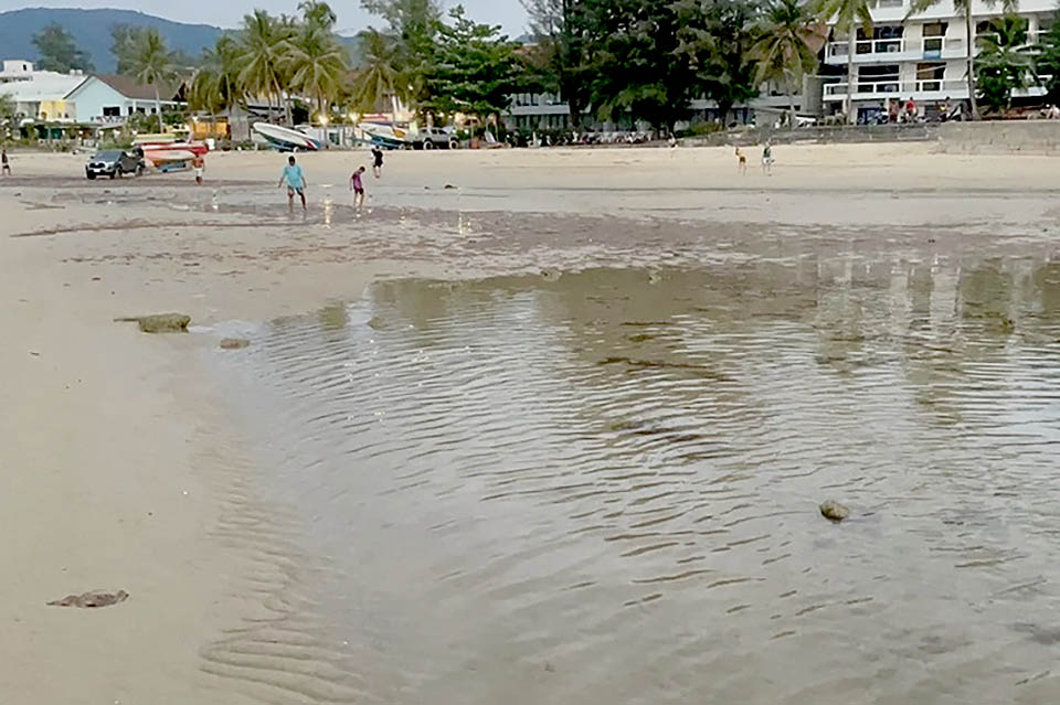 t 01 Phuket plankton bloom keeps tourists away from swimming 4