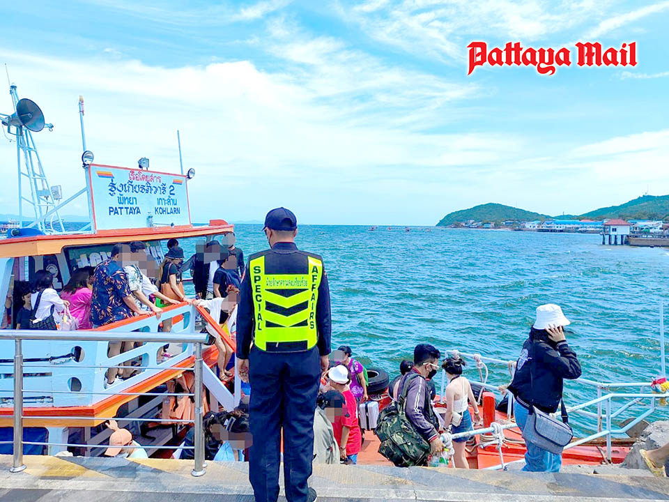 Pattaya News 1 100000 tourists flock to Koh Larn pic 1
