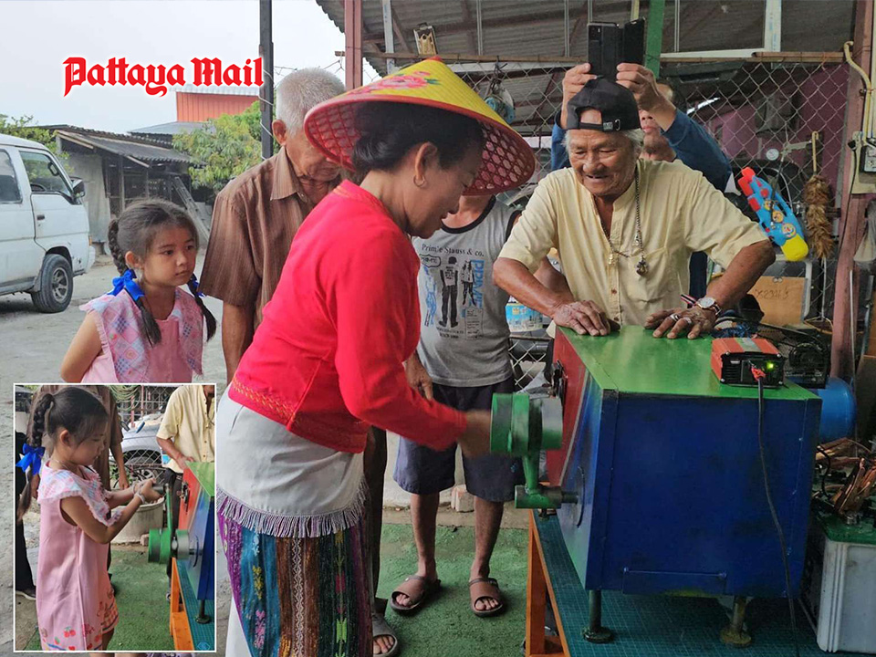 Az idős thai feltaláló bemutatta a kézi forgattyús generátort