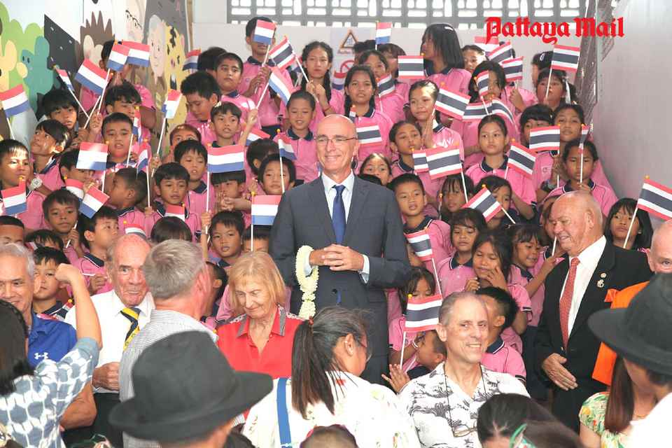 De Nederlandse ambassadeur bezoekt ASEAN Education Centre en benadrukt de bescherming van kwetsbare kinderen