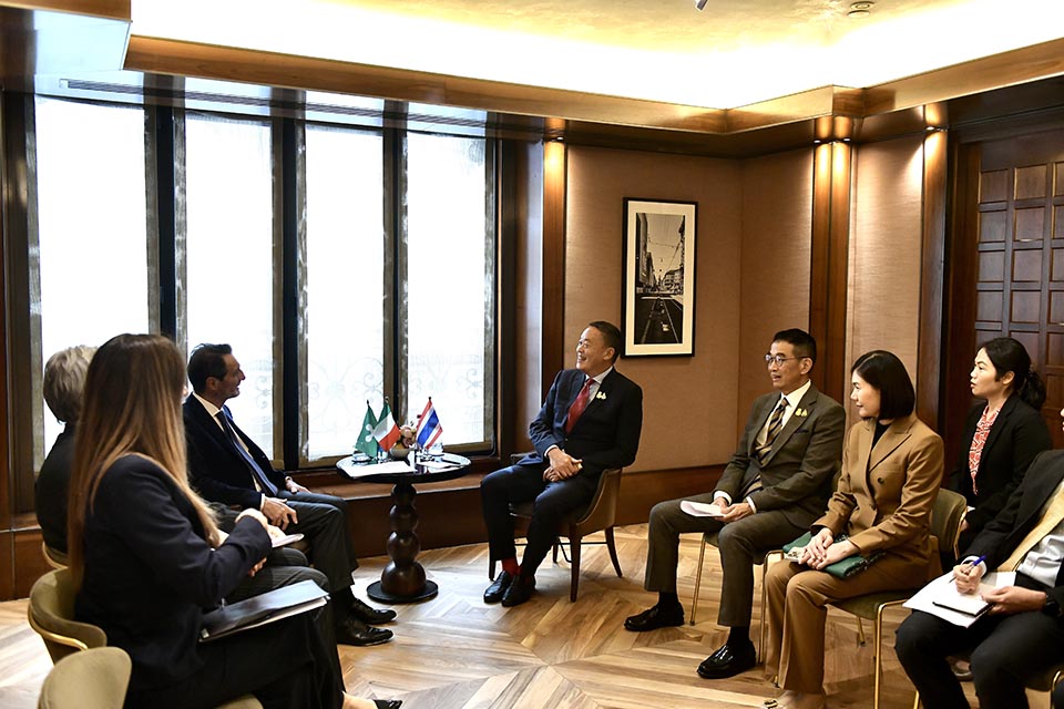 Il Primo Ministro incontra il Governatore della Lombardia per discutere dei rapporti economici tra Thailandia e Italia