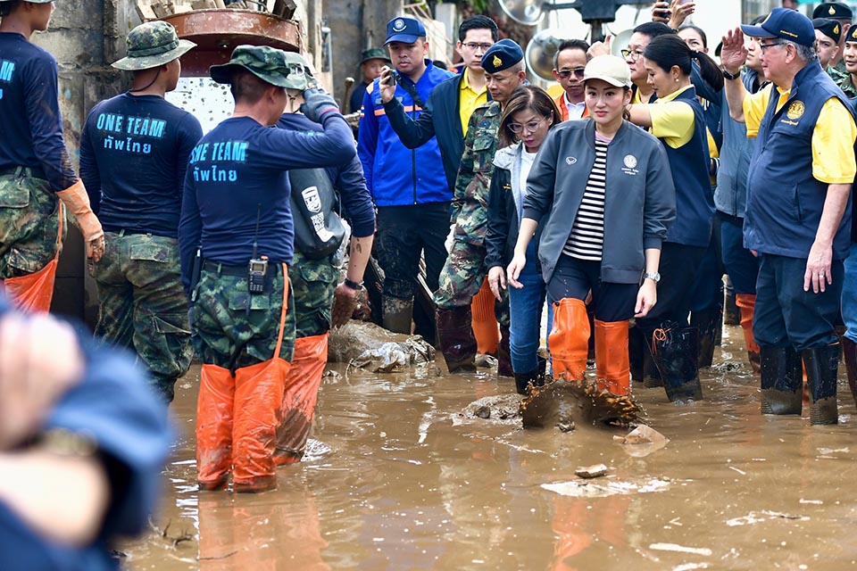 PM visits hardhit villages in Mae Sai, officials clearing mud to