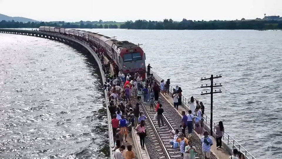 First ride of the year for Thailand’s ‘Floating Train’ draws tourists ...