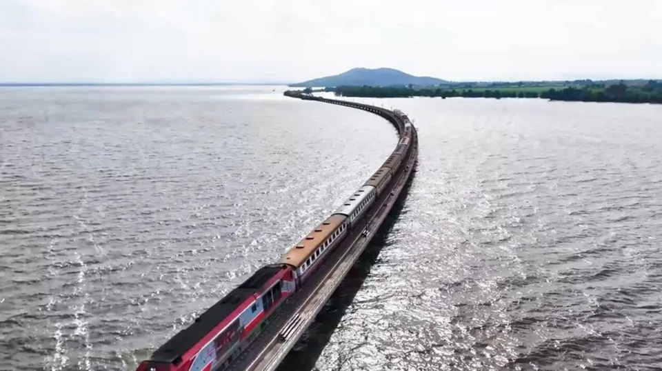 First ride of the year for Thailand’s ‘Floating Train’ draws tourists ...