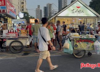 Street vendors overcrowding Pattaya beach during festivals sparks fairness concerns
