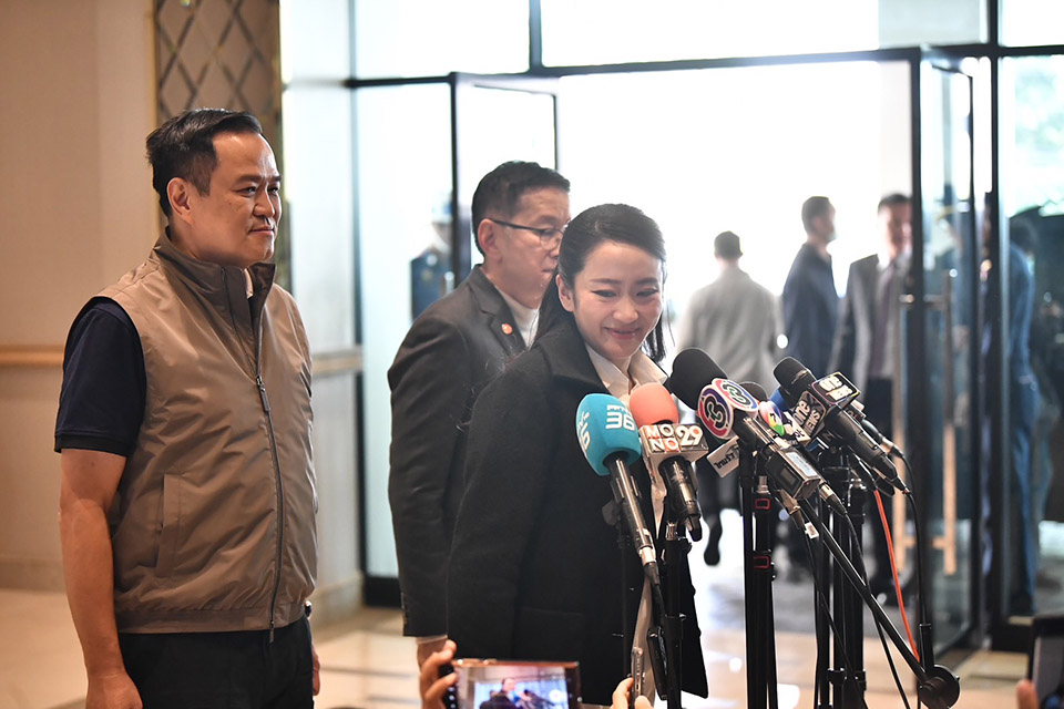 Prime Minister squashes cabinet reshuffle rumors, mute on Thanksin’s comments over ‘dancing around’ ministers