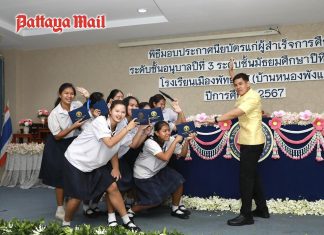 Honoring Achievements in Style – Pattaya schools introduce new styles for graduation certificate handouts
