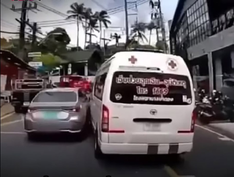 Heartbreaking – Man dies in ambulance after green-plate taxi refuses to give way – daughter cries, ‘Just a little space could have saved my dad’