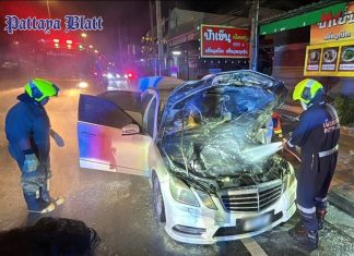 Hoher Polizeibeamter entkommt unverletzt, nachdem Mercedes-Benz an Kreuzung in Pattaya Feuer fängt