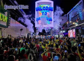 Pattayas Walking Street beeindruckt mit LEDs, doch Infrastrukturprobleme bleiben