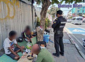 Obdachlosengruppe von Bürgersteig in Pattaya geräumt – Fußgänger gestört und öffentliche Ordnung gefährdet