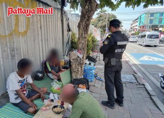 Homeless group cleared from Pattaya sidewalk for causing obstruction and disturbance