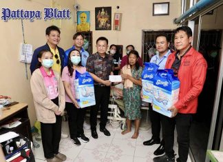Pattaya verteilt Rollstühle und Erwachsenenwindeln an bettlägerige Patienten
