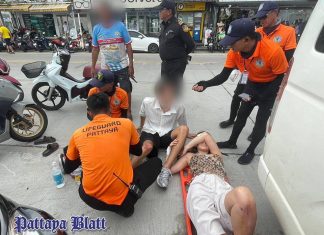 Zwei Ausländer bei Motorrad-Auto-Zusammenstoß am Eingang von Jomtien Soi 6 verletzt