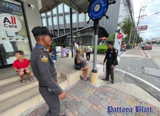 Pattaya-Beamte entfernen Mutter und Kind beim Betteln vor 7-Eleven