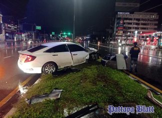 Nasse Straße schleudert Auto auf Mittelstreifen in Pattaya eine Person verletzt