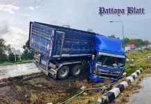 Anhänger rutscht auf nasser Pattaya-Straße Führerhaus stürzt in Mittelstreifen zwei verletzt