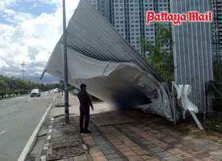 Fallen sign on Jomtien road triggers quick Pattaya safety response