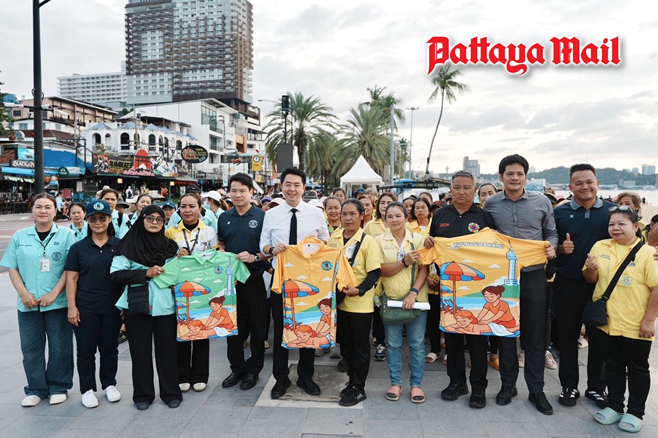 Pattaya Mayor rolls out zone shirts to standardize beach Thai massage services