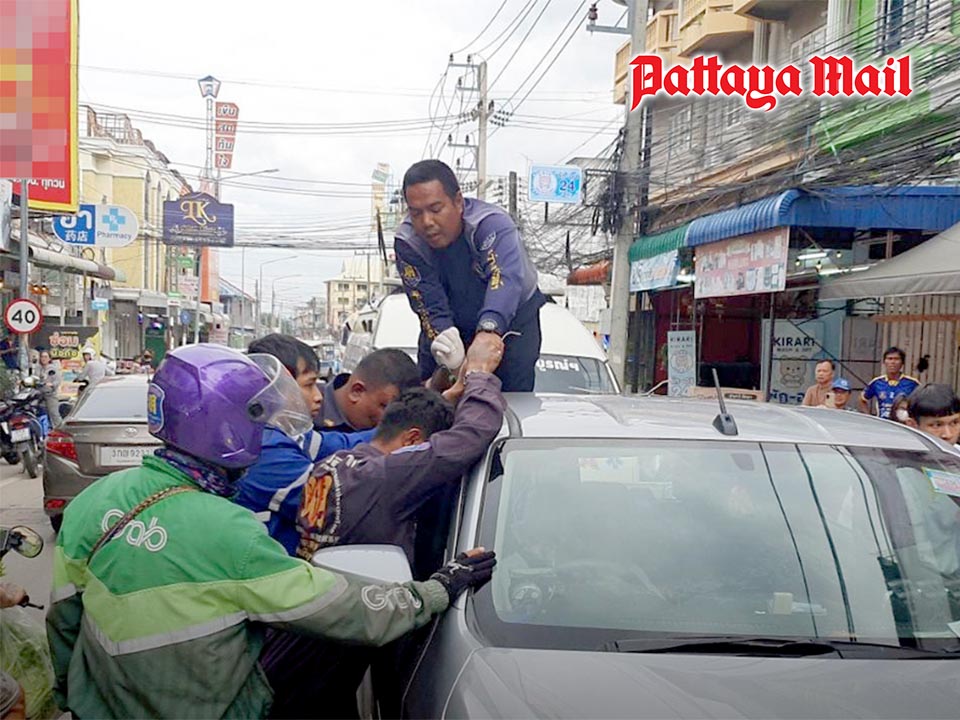 Drunk bar host falls asleep in middle of Pattaya road, causes massive traffic jam