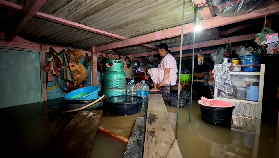 Central Thailand faces worsening floods, thousands displaced as dikes fail