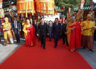 Their Majesties the King and Queen pay homage to Buddha’s Tooth Relic at Lingguang Temple in Beijing