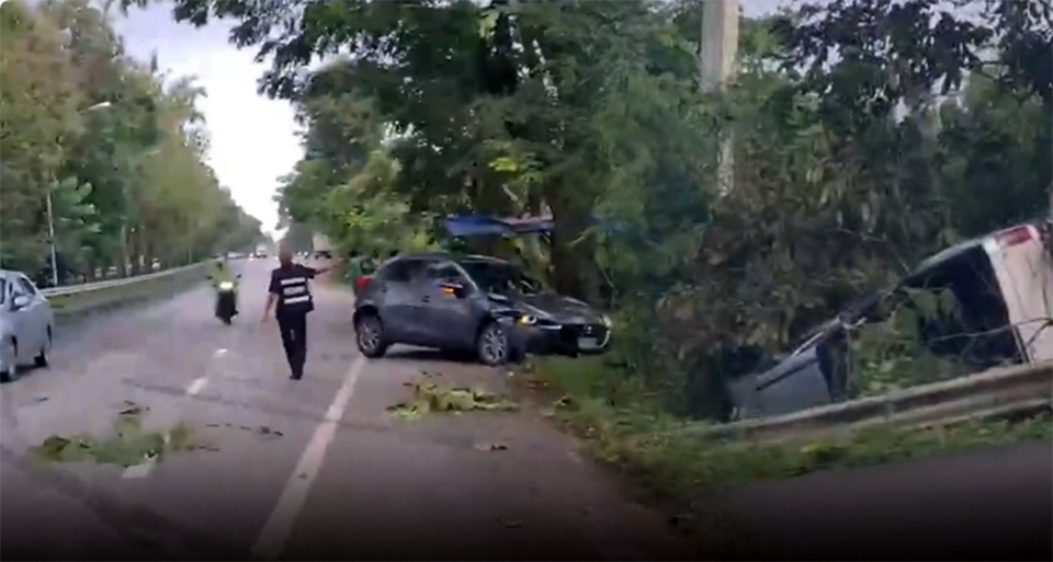 Slippery asphalt causes seven-vehicle crash in Lampang, including journalist’s car