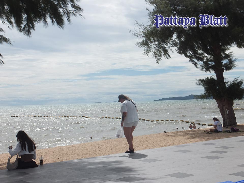 Leichter Nebel und kühle Brisen begrüßen Touristen am Jomtien Beach im milden Winter Pattayas