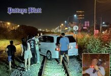 Betrunkener Fahrer strandet mit Auto auf Bahngleisen in Pattaya und wird von Anwohnern gerettet