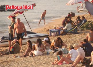 Jomtien Beach buzzes with tourists as Pattaya Prepares for SEA Games sailing events