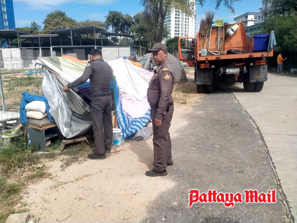 Pattaya officials clean up Jomtien Soi Kasetsin 3, residents urge action in other problem areas