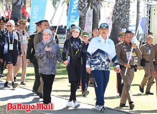 King accompanies the Queen to SEA Games sailing final in Pattaya