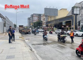 Construction site dirt spillage causes traffic disruption on South Pattaya Road