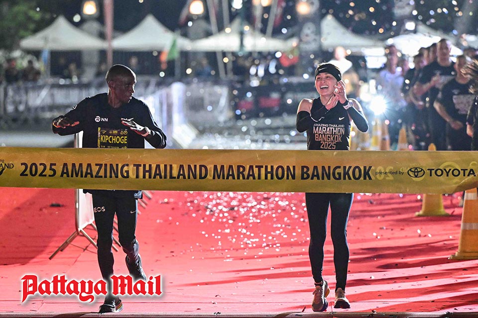 Her Majesty the Queen runs alongside Eliud Kipchoge in Amazing Thailand Marathon