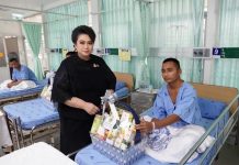 Minister Supamas visits wounded soldiers in Ubon Ratchathani, reaffirms full government support