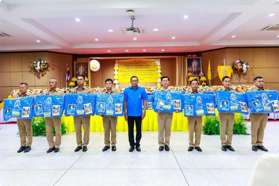 Their Majesties grant 2,500 royal blankets and medical supplies to Phetchaburi residents for winter relief