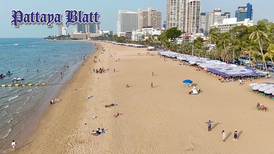 Ausländische Touristen loben schnelle Strandreinigung in Pattaya nach der Neujahrsfeier