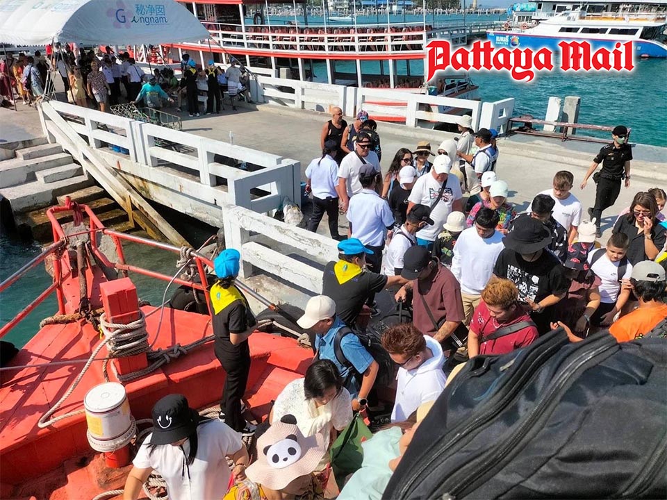 Five-day holiday turns Pattaya beaches into money makers