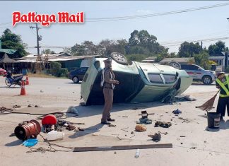 Pickup overturns in Pattaya after boat mechanic reportedly blacks out