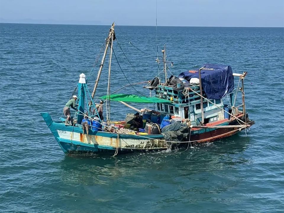 Royal Thai Navy detains Cambodian fishing boat for illegal entry into Thai waters