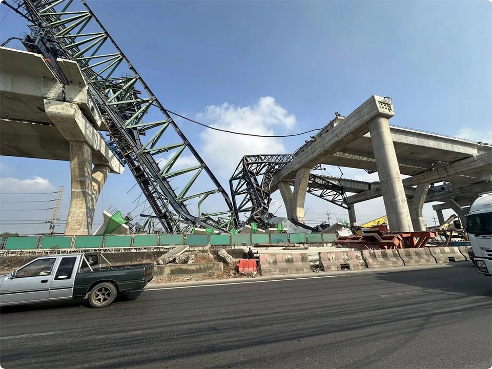 Traffic advised to avoid Rama II Road after crane collapse