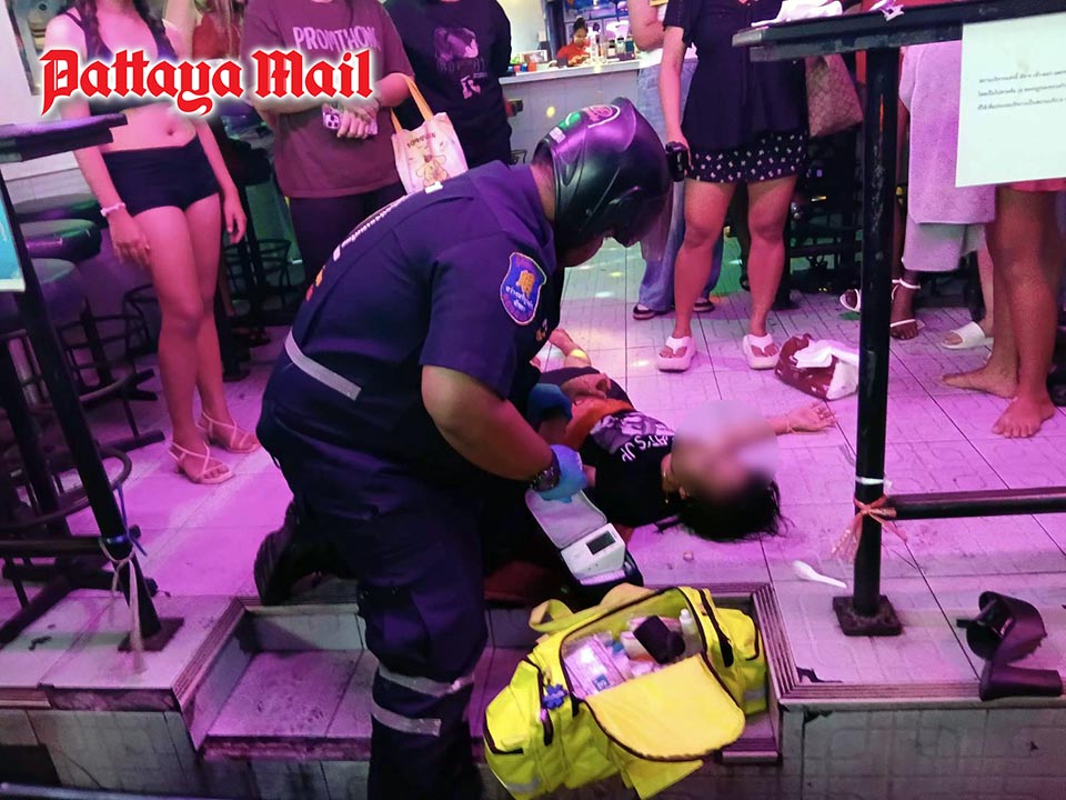 Emergency on Soi 6, Pattaya officers clear traffic as ambulance rushes seizing bar worker to hospital