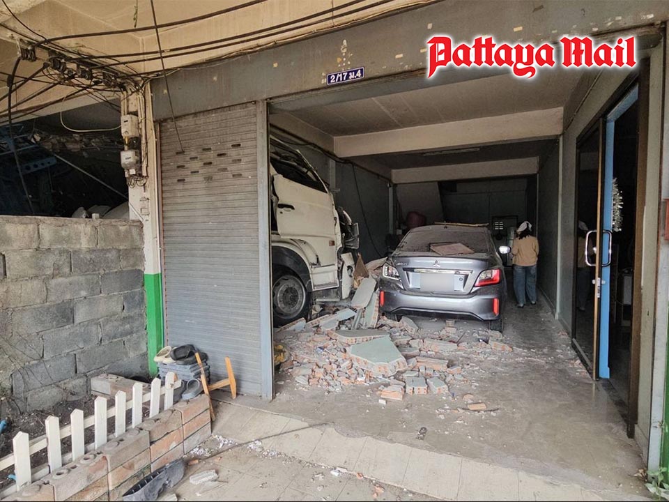 18-wheeler crashes into commercial building in East Pattaya, two injured