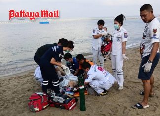 Chinese tourist pulled from sea at Pattaya Beach, rushed to hospital