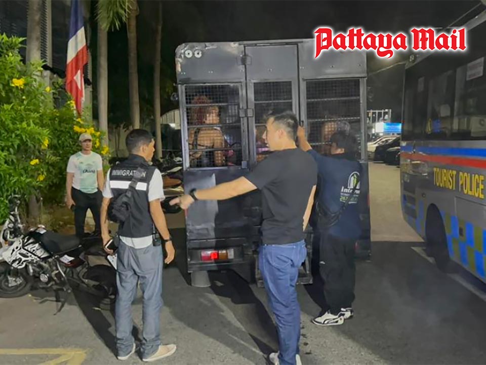 Foreign women questioned during late-night inspection on Pattaya Beach